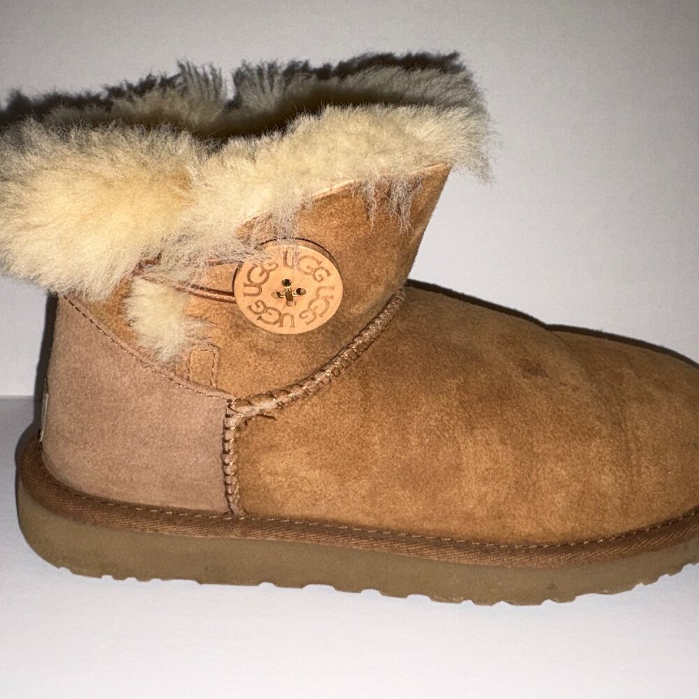 Ugg Womens Short Boots - Size 8 - Brown
